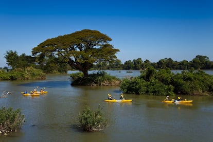 Todo aquí es parsimonia y tranquilidad en las islas Khong, Det y Khon,´en la zona de Si Phan Don, el último paraíso a orillas del Mekong. Eso sí, también hay pasatiempos activos: desde recorrer en bicicleta los campos de arroz, hasta rutas en kayak por el gran río, dejarse llevar por la corriente sobre un neumático -el 'tubing'- o avistar los raros delfines de Irawady.