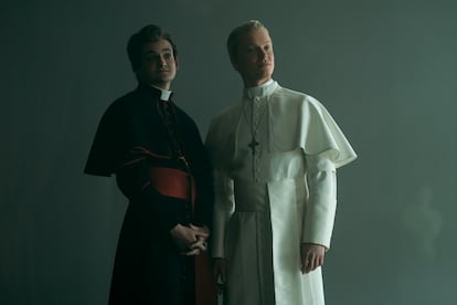 Jack Gleeson como Puck y Freddie Fox como Loki, en la segunda temporada de 'Sandman'.