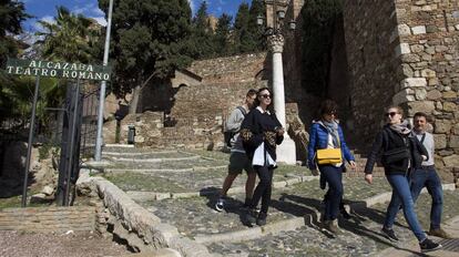 Varios turistas visitan el entorno de la Alcazaba y el Teatro Romano de Málaga.
