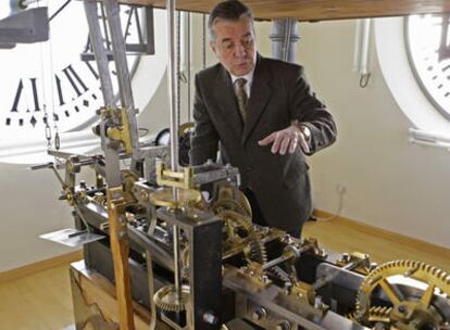 El maestro relojero Jesús López-Terradas, durante la comprobación y ajuste del madrileño reloj de la Puerta del Sol, encargado de dar las campanadas que despedirán 2007 y darán paso al Año Nuevo.