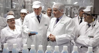 El presidente Fabra durante su visita a la planta de producci&oacute;n de Korott en Alcoi.