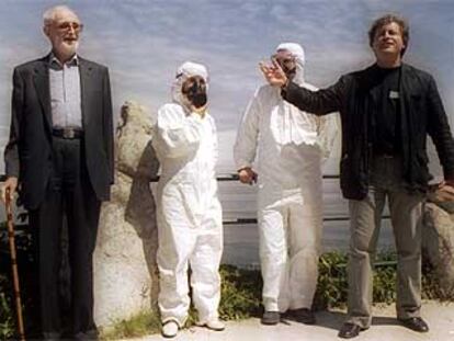José Luis Sampedro, izquierda, y Manuel Rivas, con dos voluntarios <b>del</b><i> Prestige</i>, en el homenaje al mar.