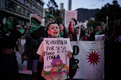 Una manifestante entre la multitud que salió a las calles en Bogotá (Colombia), este jueves.