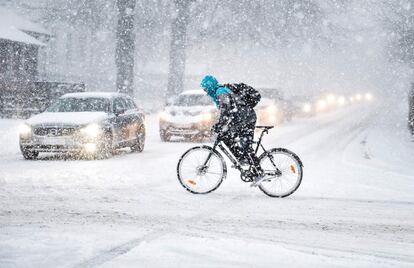 Ciclista circulando por una calle nevada de Aalborg (Dinamarca), el 27 de febrero.