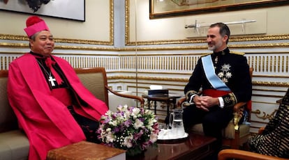 El nuncio del Vaticano en España, Bernardito Auza, con Felipe VI tras entregarle sus credenciales en enero de 2020.