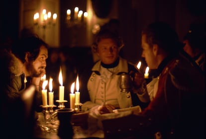 Stanley Kubrick con los actores Hardt Kruger y Ryan O' Neal en un instante de un rodaje especialmente arduo debido a la dificultad añadida de emplear solo iluminación natural y de velas.