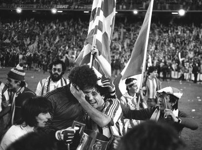 Zubizarreta se abraza a Urtubi tras ganar la Copa de 1984