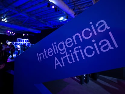 Un cartel promociona la inteligencia artificial durante la feria de tecnología IT Joven realizada en Buenos Aires, Argentina, el 19 de abril de 2023.