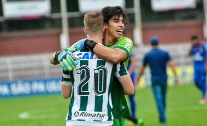 Goleiro Diego, sobrinho da tenista Teliana, comemora com Henrique vitória do Coritiba nas oitavas da Copinha.