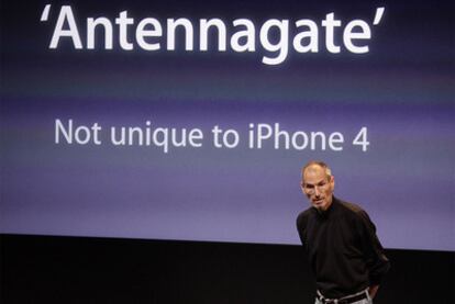 Steve Jobs durante la conferencia en las que se defendió ante usuarios e inversores de los problemas de cobertura del iPhone4.