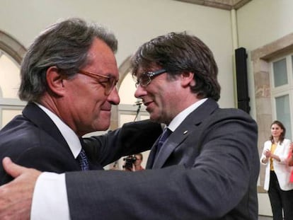 Los expresidentes de la Generalitat Artur Mas y Carles Puigdemont se abrazan en una foto tomada en 2017, cuando este último era aún presidente.