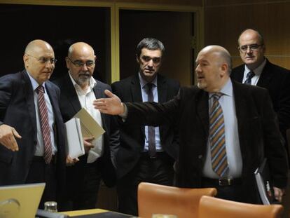 De izquierda a derecha, los socialiastas Ares, Pastos, el secretario general de Paz y Convivencia, Jonan Fernández, y los parlamentarios del PNV, Egibar e Iturrate, durante la primera reunión de la ponencia.