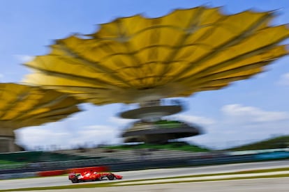 Vettel liderando la prueba en Sepang