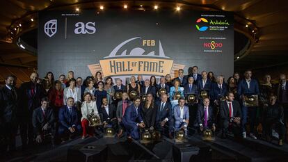 Foto de familia del Salón de la Fama del baloncesto español, este jueves en Sevilla.