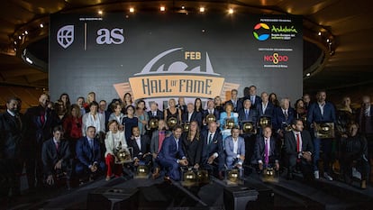 Foto de familia del Salón de la Fama del baloncesto español, este jueves en Sevilla.