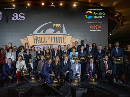 Foto de familia del Salón de la Fama del baloncesto español, este jueves en Sevilla.