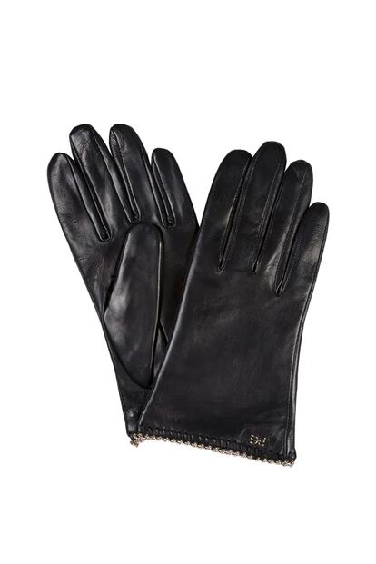 Unos guantes negros de napa combinan con todo y durarán muchos años. Los encontrarás en Purificación García.
