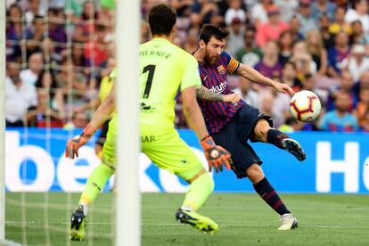 Lionel Messi dispara ante el portero del Huesca, Axel Werner.