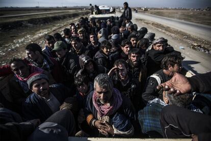 Cientos de personas continúan llegando cada día a los campos de refugiados iraquíes. Sin agua, sin comida, sin ropa de abrigo y hacinados en camiones.
