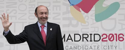 Rubalcaba posa ante el logo de Madrid 2016, tras su ponencia sobre seguridad en los Juegos