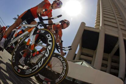 Nieve y Verdugo, del Euskatel, se entrenan ayer en Benidorm, antes del inicio de la Vuelta a España.