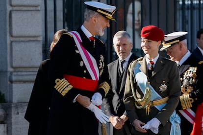La princesa Leonor junto al rey Felipe VI, este sábado en la Plaza de la Armería del Palacio Real durante la ceremonia de la Pascua Militar.
