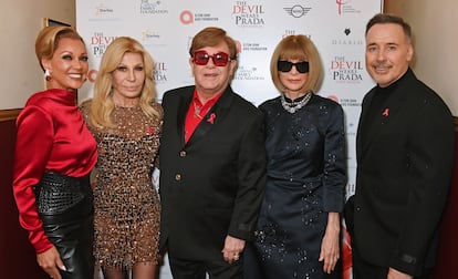 De izquierda a derecha: Vanessa Williams, Donatella Versace, Elton John, Anna Wintour y David Furnish en la alfombra roja del musical 'El diablo viste de Prada', el 1 de diciembre de 2024 en Londres.