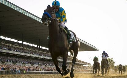 Espinoza cruza la meta a lomos de American Pharoah.