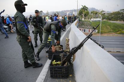 Militares tomam posições no mirante Altamira, em Caracas, perto da base aérea da Carlota.