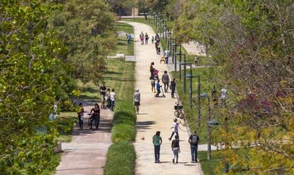 Ambiente en el parque del cauce del Turia en Valencia este domingo, primer día en que los padres podían salir con niños.