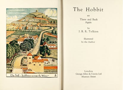 El 21 de septiembre de 1937, hace ahora 75 años, la editorial británica Allen & Unwin publicó, 'El Hobbit', la primera piedra del colosal mundo creado por J. R. R. Tolkien y que luego completaría con su obra más famosa, 'El señor de los anillos'. Desde el momento en que aquella primera tirada de 1500 ejemplares se puso a la venta, la devoción por la Tierra Media, una geografía imaginaria poblada por elfos, trolls, orcos, humanos o árboles parlantes no ha hecho más que crecer. Tras la muerte del autor en 1972, con 82 años, se publicaría 'El silmarillion'. Pero el cenit de su fama llegó con el inusitado éxito de la trilogía dirigida por Peter Jackson. Un proyecto que parecía poco menos que imposible, por lo vasto del universo Tolkien, que en diciembre completará el estreno de 'El Hobbit, un viaje inesperado', película de accidentado rodaje que es la adaptación cinematográfica de este primer volumen. La editorial Minotauro ha aprovechado el aniversario para publicar 'El arte de El Hobbit de J.R.R. Tolkien', un libro firmado por Wayne G. Hammond y Christina Scull, especialistas en la obra del escritor inglés, que aseguran que reúne todo el material ilustrado creado por Tolkien para su historia. Son más de cien bocetos, dibujos pinturas, mapas y planos, algunas de las cuales nunca habían sido publicadas y de las que aquí mostramos diez.