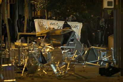 Cadires tombades i manifestants al barri de Gràcia de Barcelona.