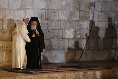 El Patriarca Ecuménico de Constantinopla, Bartolomé, da la mano al Papa Francisco junto a los muros de la Iglesia del Santo Sepulcro en la Ciudad Vieja de Jerusalén.