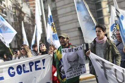 Manifestantes protestam contra o chanceler brasileiro Jos&eacute; Serra em Buenos Aires, no dia 23 de maio.