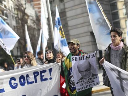 Manifestantes protestam contra o chanceler brasileiro Jos&eacute; Serra em Buenos Aires, no dia 23 de maio.