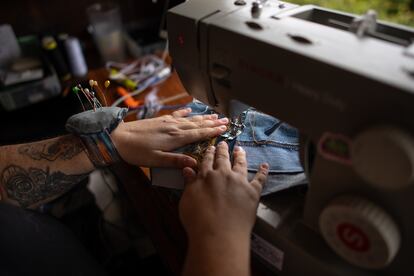 Karla trabaja en su taller de moda sostenible, 2nd Chance.