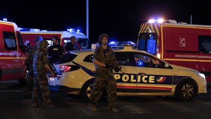 Un policía, en el lugar del atentado.