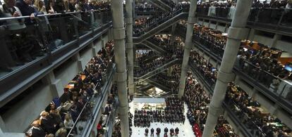 El personal de Lloyd&rsquo;s enLondres celebra el D&iacute;a del Armisticio, en noviembre.