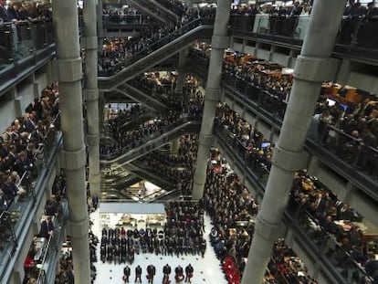 El personal de Lloyd&rsquo;s enLondres celebra el D&iacute;a del Armisticio, en noviembre.