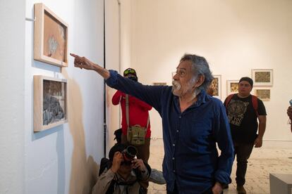 El pintor mexicano Francisco Toledo en su exposición 'Obra reciente', en la capital del Estado de Oaxaca, el pasado 22 de febrero. 