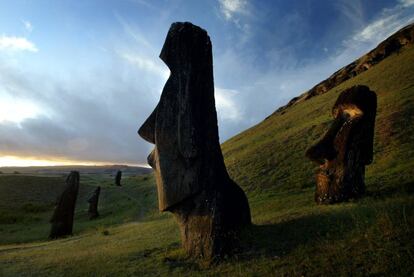 <b>¿Réplica u original?</b> <br>Había más de 900 de los que se conservan 400, todos construidos en toba volcánica. Aún se desconoce el motivo o la utilidad de estas estatuas que constituyen el principal atractivo de la Isla de Pascua, en Chile.