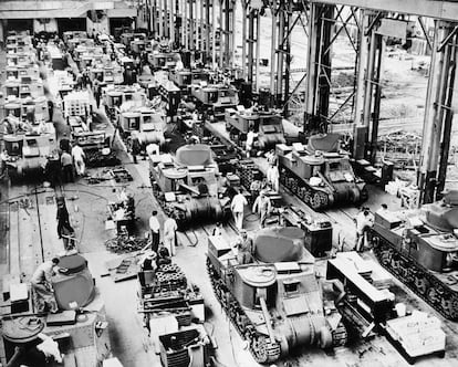 El 4 de julio de 1942, el modelo de tanque de 28 toneladas, llamado "General Grant" utilizado por el ejército estadounidenses en el Medio Oriente en la batalla por Egipto, se empiezan a producir en masa por la Chrysler Corporation.
