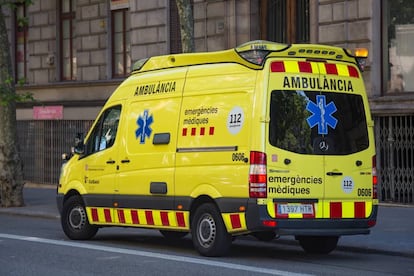 Una ambulancia en el centro de Barcelona.