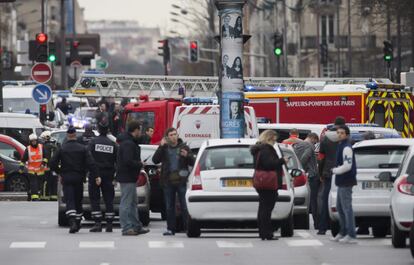 La Policia munta un perímetre de seguretat prop de Porte de Vincennes, a l'est de París (França), després que un home armat prengués ostatges en un supermercat.