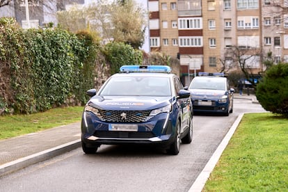 Un vehículo policial traslada a uno de los detenidos por la trama del servicio de carreteras de Cantabria a los juzgados de Las Salesas (Santander), este viernes.