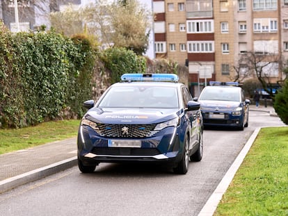 Un vehículo policial traslada a uno de los detenidos por la trama del servicio de carreteras de Cantabria a los juzgados de Las Salesas (Santander), este viernes.