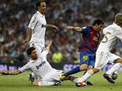 Messi se escapa de Xabi Alonso, Carvalho y Coentrao.