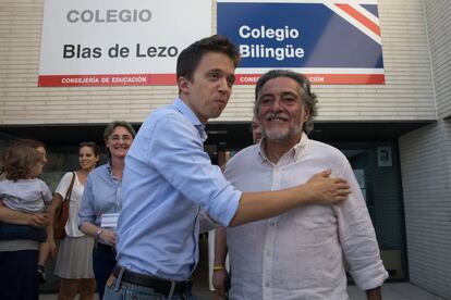 Íñigo Errejón y Pepu Hernández, en el colegio Blas de Lezo.