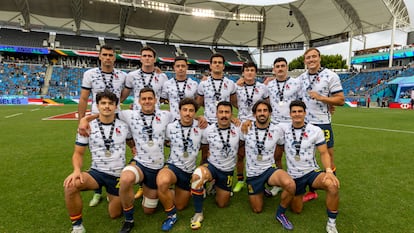 Los jugadores de la selección española de Rugby 7 con la medalla de plata tras caer en la final del Mundial ante Sudáfrica.