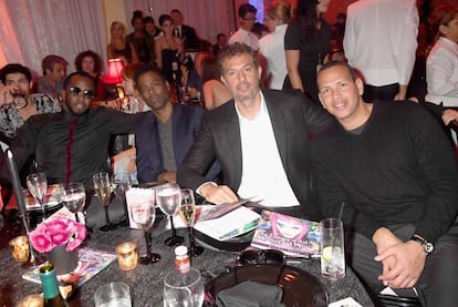 De izquierda a derecha: el cantante y productor Puff Diddy, el cómico Chris Rock, el mánager de Madonna, Guy Oseary, y el jugador de béisbol Álex Rodríguez, en la noche de Madonna en Miami.